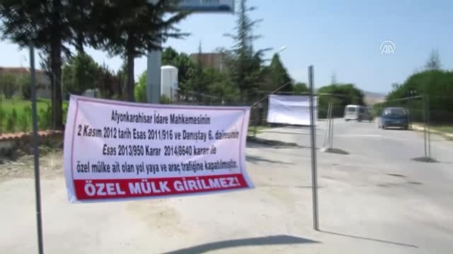 Tapulu Arazim Diyerek Yolu Trafiğe Kapattı
