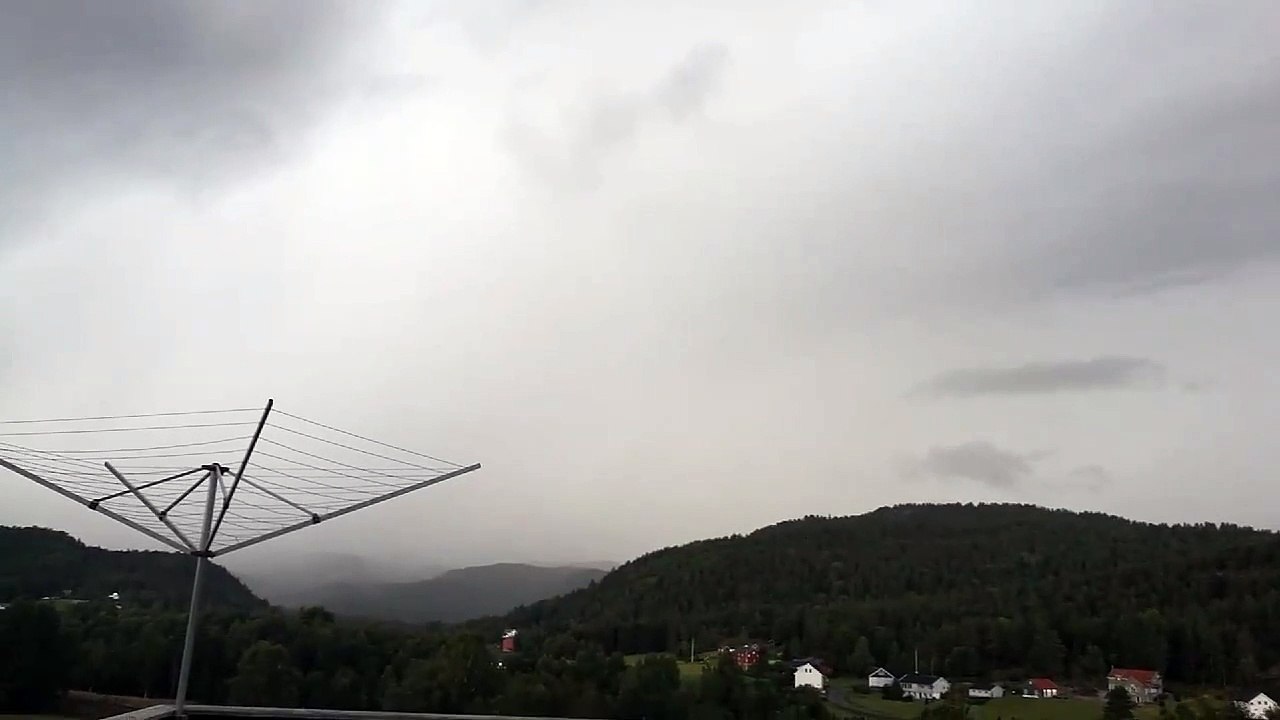 Un éclair passe à coté d'eux alors qu'ils filment un orage