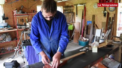 Plouénan (29). Il fabrique des guitares de voyage !