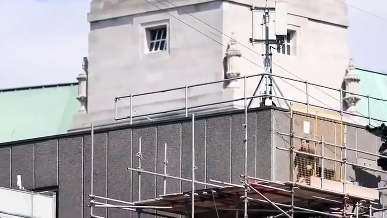 Pendant le tournage de Mission Impossible 6 , Tom Cruise rate une cascade et se casse la cheville ... !