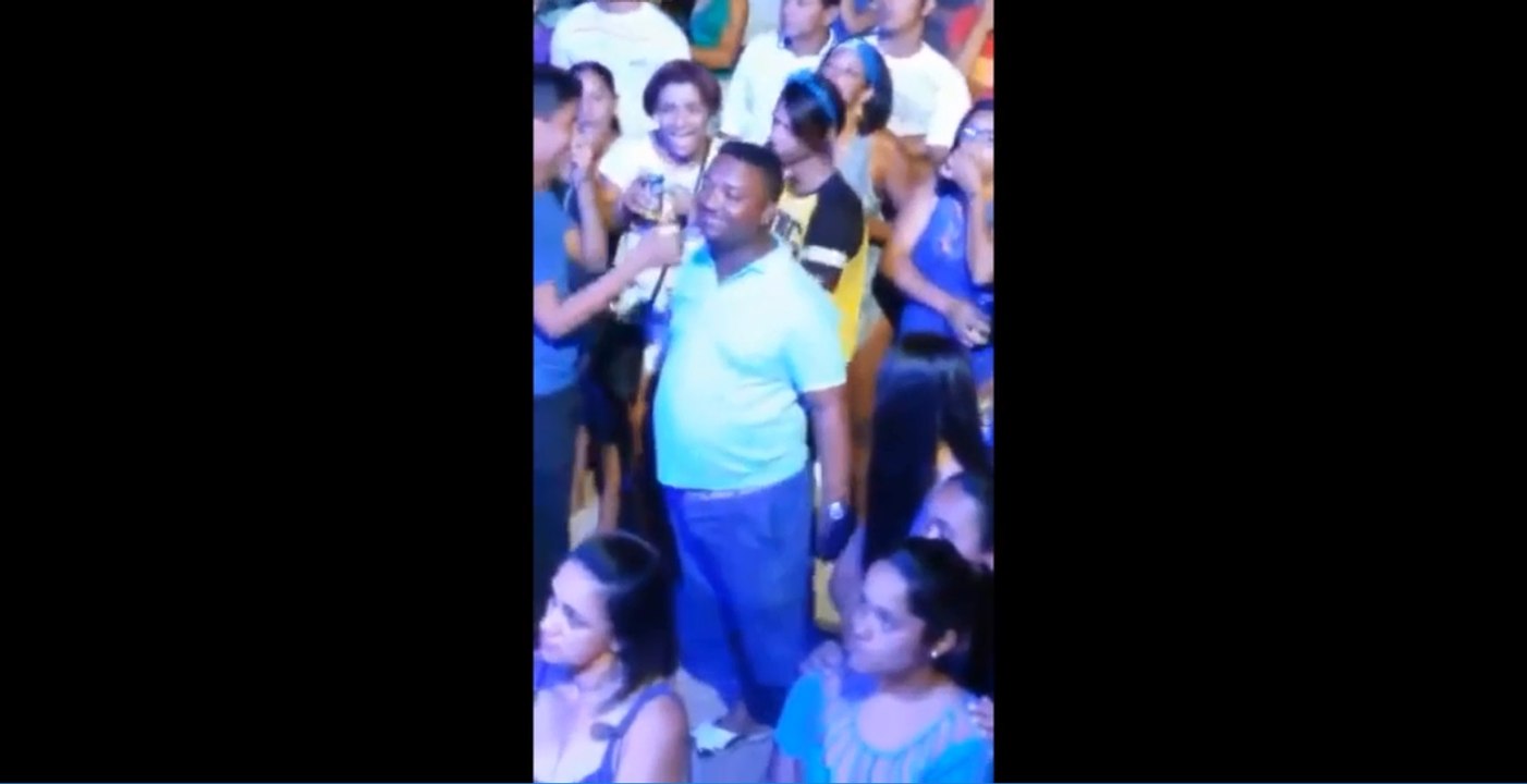 Il lâche un pet au milieu de la foule et demande qui c'est.