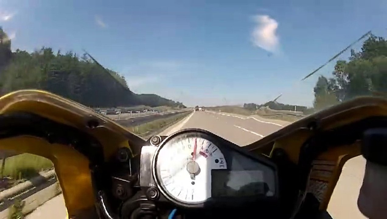 Motociclista faz travagem de emergência
