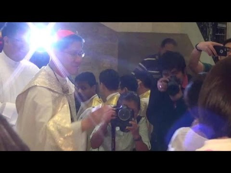 Cardinal Tagle leads baptism of 400 poor children