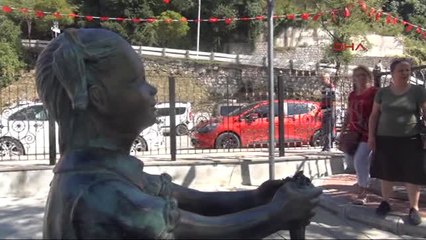 Zonguldak'ta Atatürk'e Çiçek Veren Kızın Heykeli Onarıldı