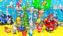 CORES Abrindo Presentes de NATAL na Casa da Familia PEPPA PIG Brinquedos Surpresas Ingles