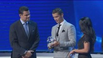 Cristiano Ronaldo é eleito melhor jogador da temporada europeia em dia de sorteio da Liga dos Campeões