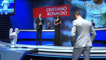 Tải video: كريستيانو رونالدو لاعب ريال مدريد يحصل على جائزة أفضل لاعب كرة قدم في أوروبا خلال الموسم الماضي