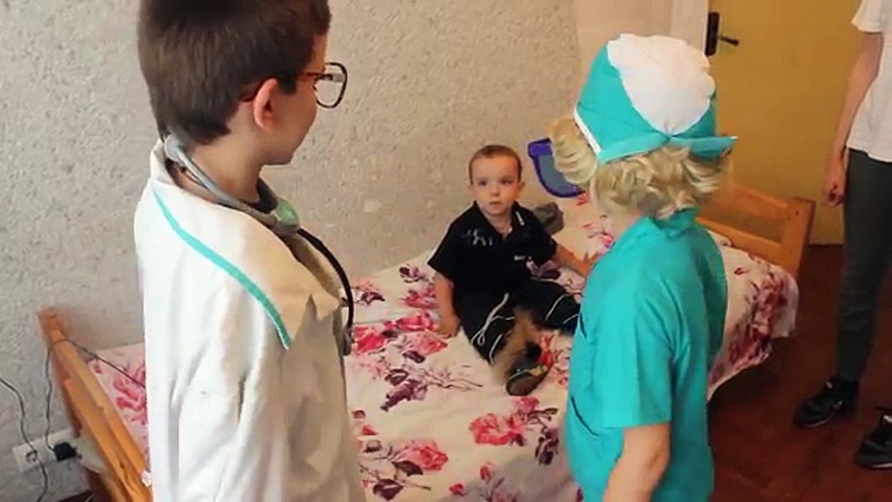 Docteur Dans le les enfants jouent un médecin opération de piqûre * * * coupe abdomen avec un gat scalpel myachikplay