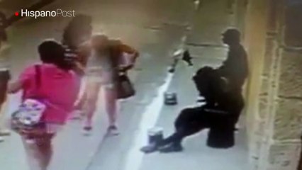 Pillan a estatuas humanas robando a los turistas en Colombia