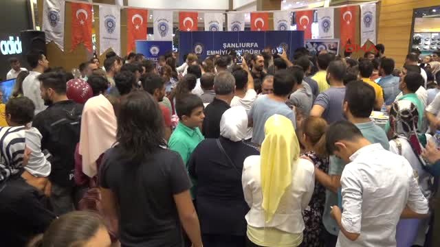 Şanlıurfa 'Arka Sokaklar' Oyuncuları İzdihamdan Kurtulmak İçin Mağazaya Sığındı