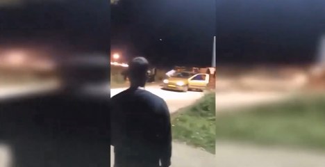 Un mec devient fou et jette sa voiture dans le lac.