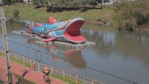 Un pez pintado gigante navega el río Pinheiros para denunciar su contaminación