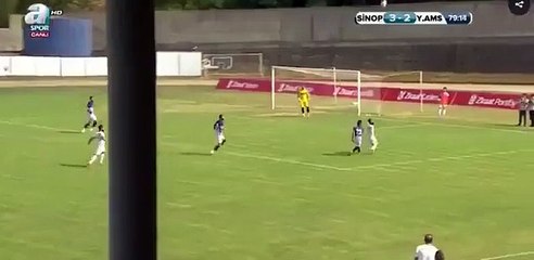 Un policier traverse le terrain... en plein match !