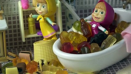 Мультик игрушки Супергерои. Маша и медведь съела мухомор. Доктор Плюшева делает укол. Vict