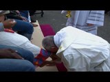 Pope washes feet on Holy Thursday