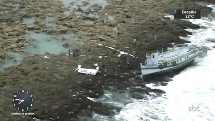 Familiares buscam por informações dos passageiros de embarcação que virou na Bahia