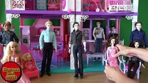 En serie con la casa de muñecas sueño vida Esme también prestó vestido de Barbie para una boda Rosalie