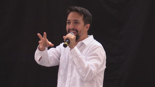 Lin-Manuel Miranda visita Puerto Rico para inaugurar negocio dedicado a su abuelo
