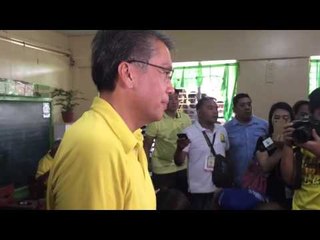 LP presd'l bet Mar Roxas votes in hometown Capiz