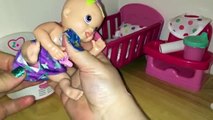 Bebé vivo patadas Norte besos recién nacido muñeca por la mañana rutina orinal formación