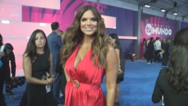 Colores sólidos y vestidos cortos toman la alfombra azul de Premios Tu Mundo