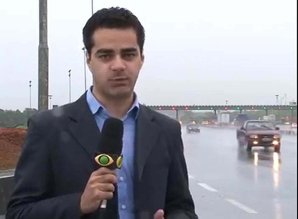 Repórter leva banho em reportagem!