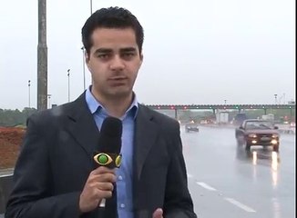 Repórter leva banho em reportagem!