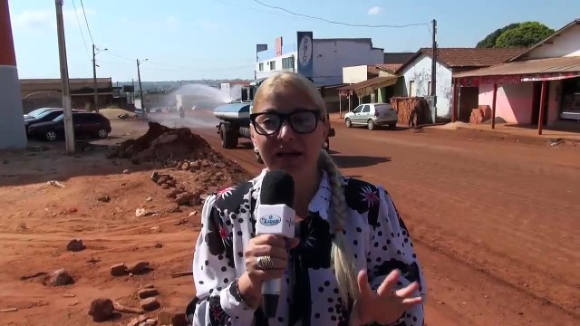 Repórter leva banho de caminhão-pipa!