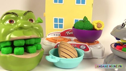 Shrek et le singe jouent à un jeu de société Histoires de Jouets