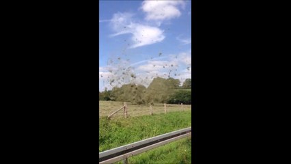 Incroyable tornade filmée dans un champs en Allemagne