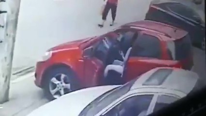 Une femme dans une voiture oublier le frein à main