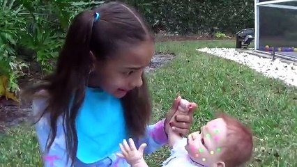 DOC MCSTUFFINS GIVES FROZEN ELSA SURGERY & Bad Baby Dr. TOYS TO SEE Family Funny Video