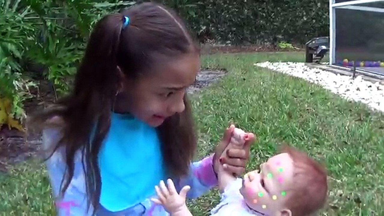 DOC MCSTUFFINS GIVES FROZEN ELSA SURGERY & Bad Baby Dr. TOYS TO SEE Family Funny Video