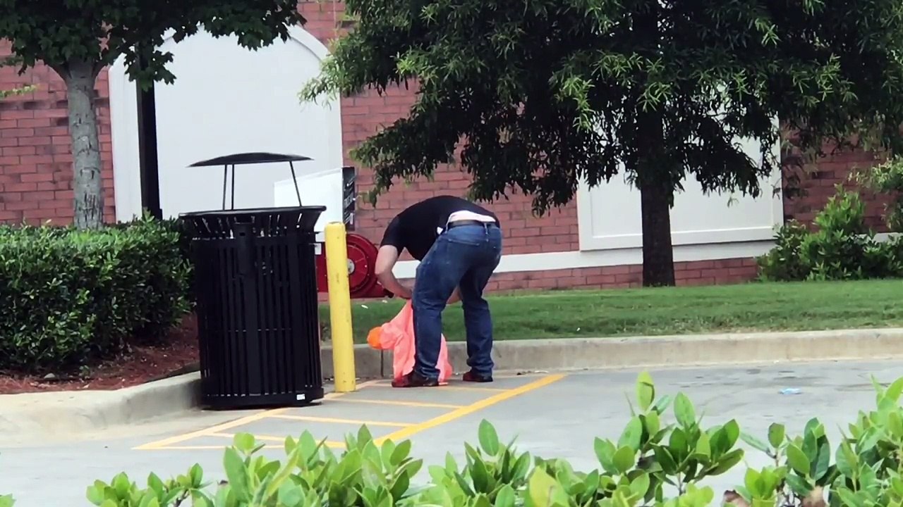 Gonfler sa poupée gonflable à la station essence au lieu de ses pneus de voiture... CHARMANT