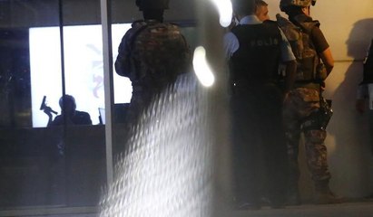 Sinir krizi geçirip etrafa rastgele ateş açtı