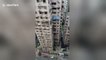 Il risque sa vie pour réparer la Clim dans le vide au 20eme étage de cet immeuble de Macau