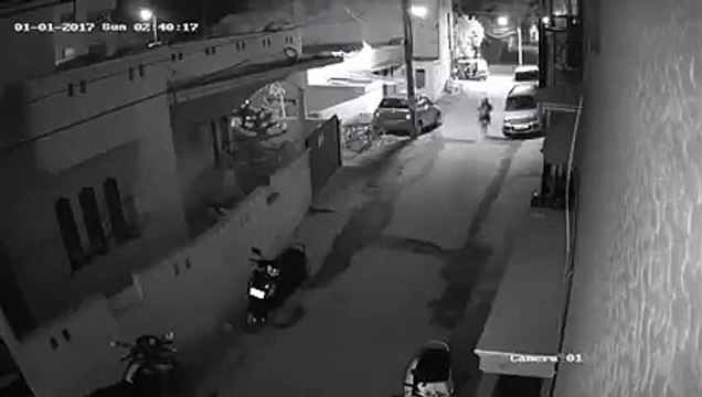 అర్థరాత్రి అమ్మాయిలను వేధిస్తున్న పోకిరీలు సీసీ పుటేజ్ shocking visuals caught on a cctv camera