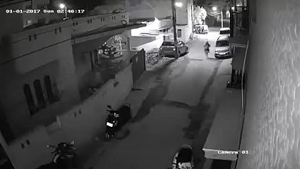 అర్థరాత్రి అమ్మాయిలను వేధిస్తున్న పోకిరీలు సీసీ పుటేజ్ shocking visuals caught on a cctv camera