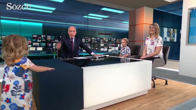 Canlı yayında sevimli kız sunucuya zor anlar yaşattı