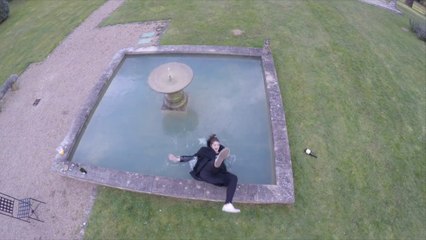 Video herunterladen: Elle tombe dans la fontaine en voulant se montrer au Drone LOL