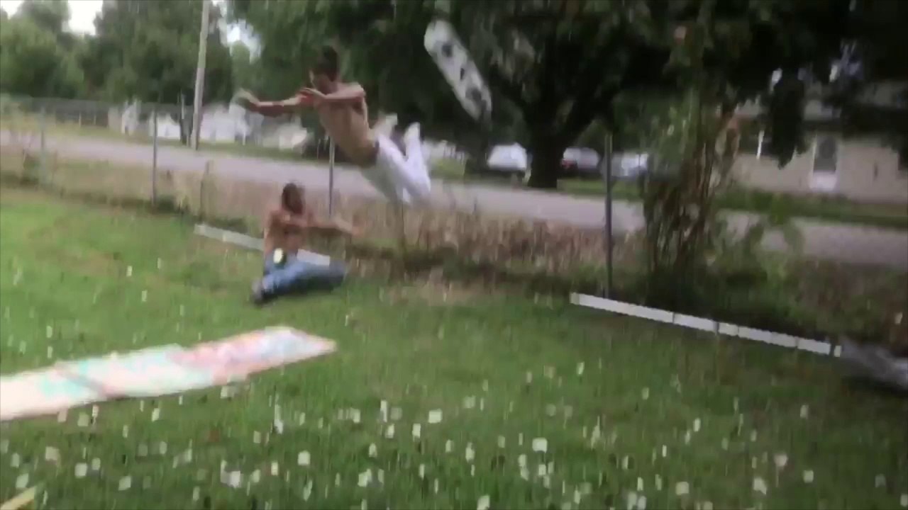 Tenter un saut en Skate et atterrir sur la face ! Bien joué LOL