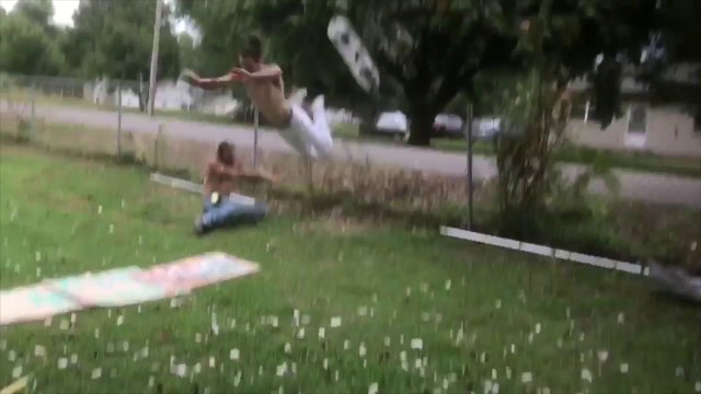 Tenter un saut en Skate et atterrir sur la face ! Bien joué LOL