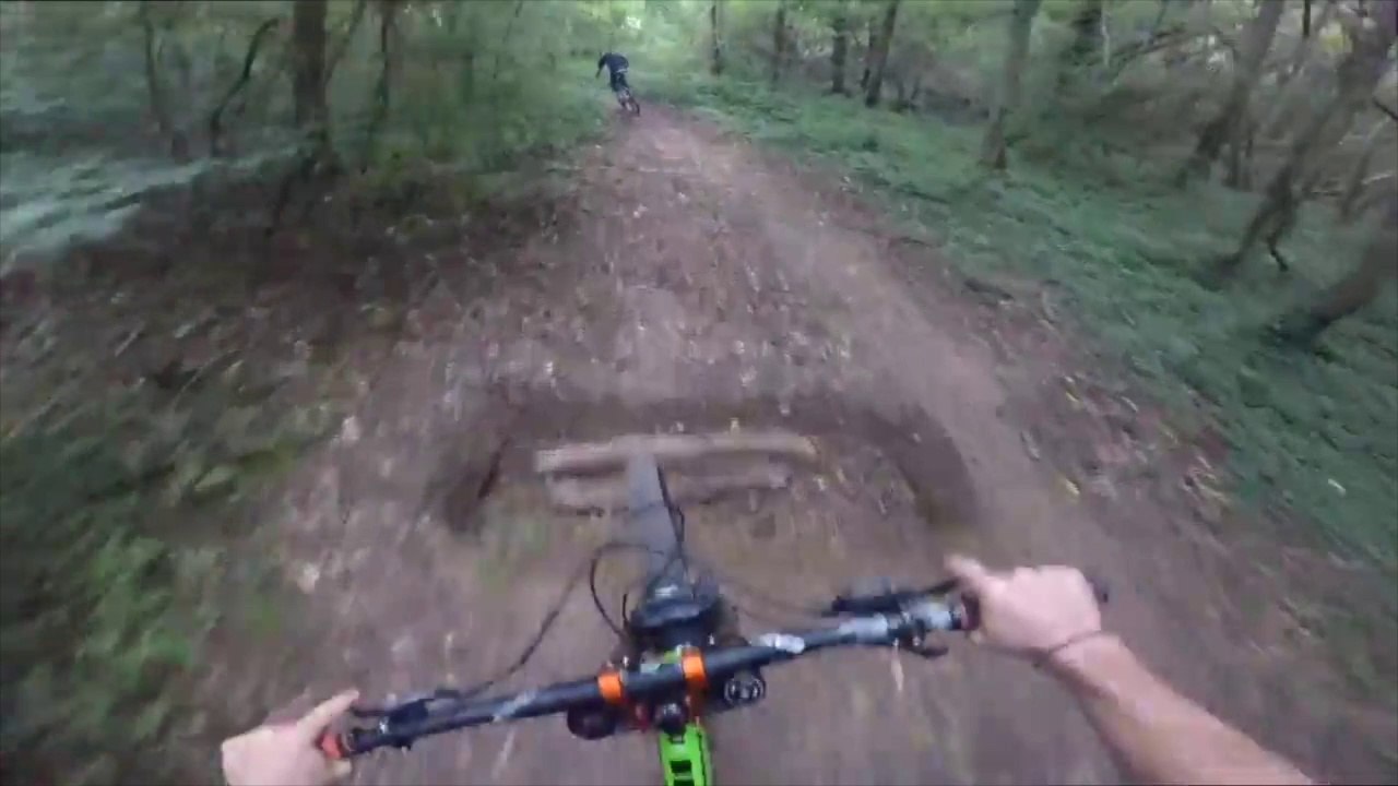 Un trou... Un VTT... Une chute... Ne pas rire LOL