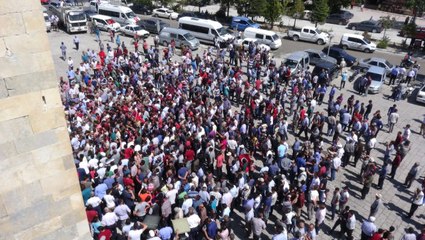 İlçe Olduğu Haberini Alan Halk, Bayrağı Kapıp Sokağa Çıktı; Şükür Namazı Kıldı