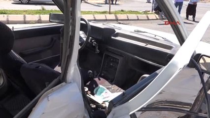 Siverek'te İki Otomobil Çarpıştı: 5 Yaralı