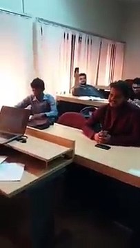 لڑکے نے کلاس روم میں اپنی ٹیچر کے سامنے ایسا گانا گایا کے ٹیچر اور سب طلباء ہنستے رہے۔ ویڈیو: اویس مغل۔ لاہور