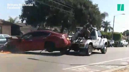 Il tente de détacher sa voiture d'une dépanneuse lancée à toute vitesse