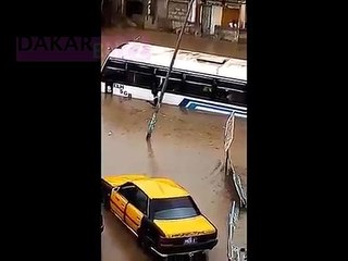 Le bus Tata plein de passagers coincé dans les eaux de pluie