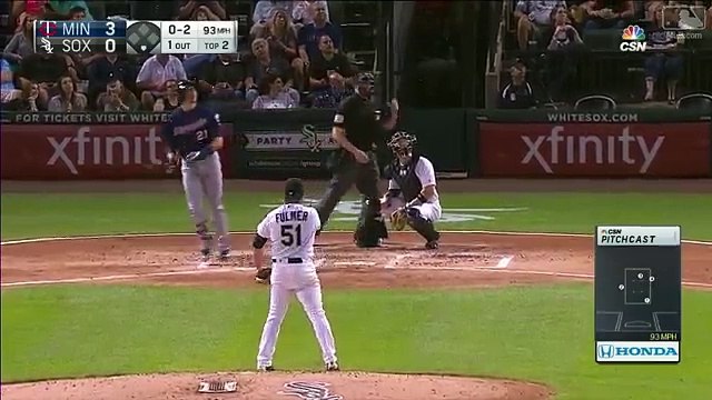 Une femme pique une balle de baseball a un adolescent