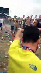 Une fille se retrouve au milieu dun Mosh Pit malgré elle